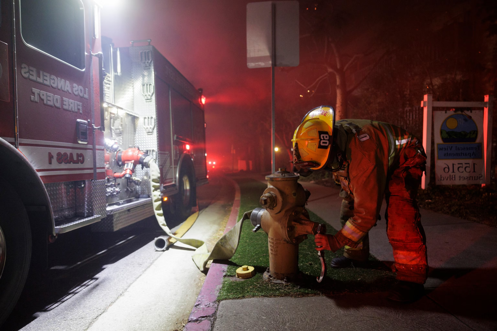 Bombero usando hidrante contra incendio en Sevilla